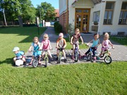 Společné odpoledne rodičů a dětí - natírání popelnic